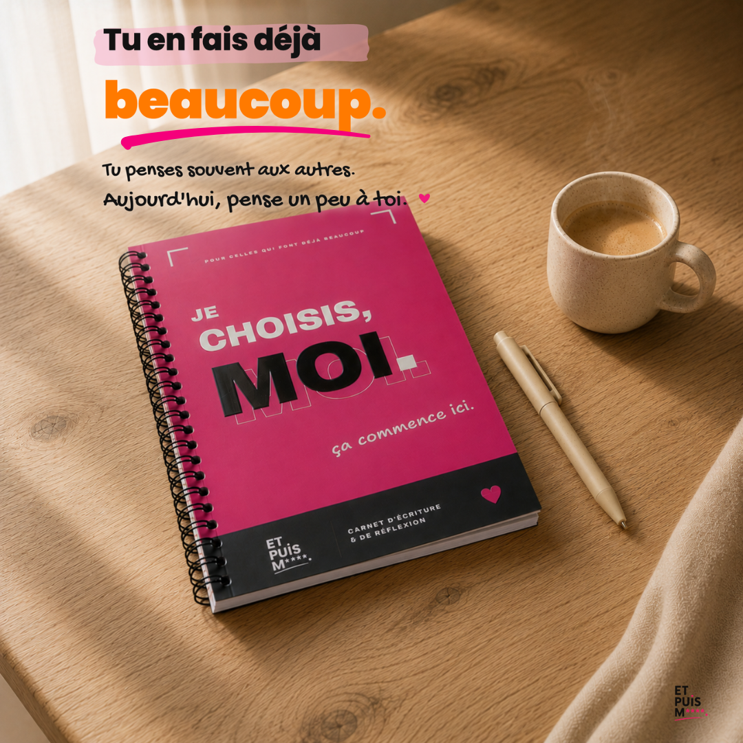 Carnet Je choisis, moi posé sur une table en bois avec café et stylo